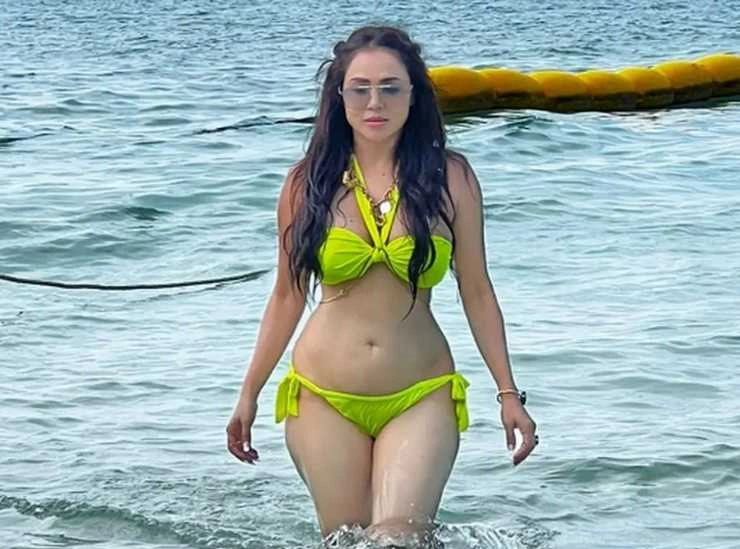 येलो कलर की बिकिनी पहन समंदर में उतरीं निकिता रावल, हॉट तस्वीरें वायरल | nikita rawal looks hot in yellow color bikini