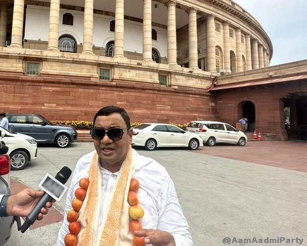 राज्यसभा में टमाटर की माला पहनकर पहुंचे MP सुशील गुप्ता, सभापति हुए नाराज - AAP MP Sushil Gupta arrived in Rajya Sabha wearing a garland of tomatoes, Dhankhar got angry