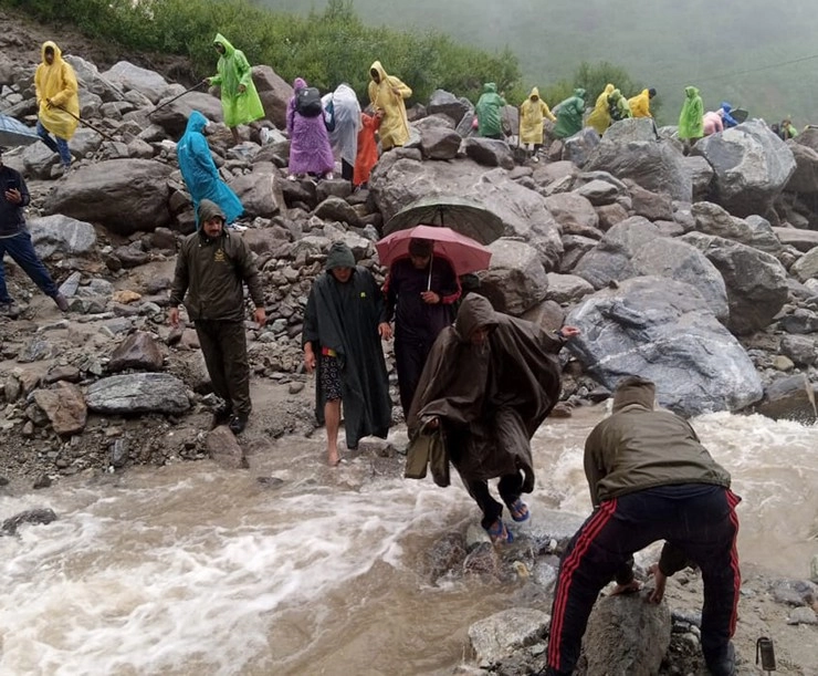 Himachal Pradesh Rains : हिमाचल में बादल फटने और भूस्खलन से तबाही, अब तक 48 लोगों की मौत; करोड़ों का नुकसान - 48 killed in Himachal pradesh,  many still trapped at landslide-hit temple in Shimla