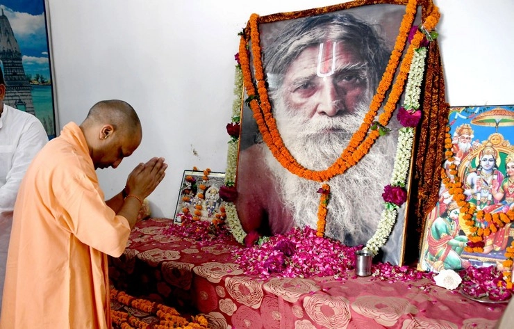 महंत रामचंद्र दास की पुण्यतिथि पर CM योगी ने श्रद्धांजलि अर्पित की - CM Yogi paid tribute to Mahant Ramchandra Das on his death anniversary