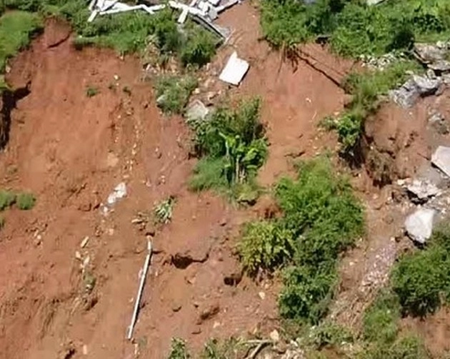Tehri Landslide :  चंबा पार्किंग में पहाड़ी से गिरा मलबा, दबे कई वाहन, मासूम समेत 4 लोगों की मौत