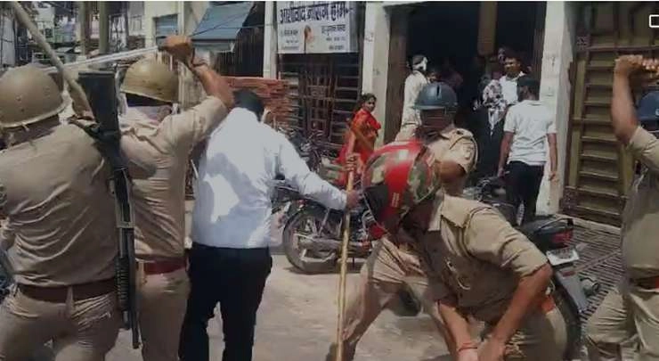 वकील और पुलिस में नोकझोंक, बलप्रयोग करके वकीलों को खदेड़ा - Clash between lawyer and police in Hapur