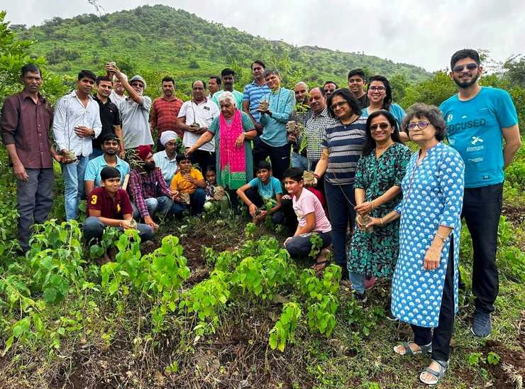 52 पौधे लगाकर जनक दीदी ने मनाया 38वां राखी उत्सव
