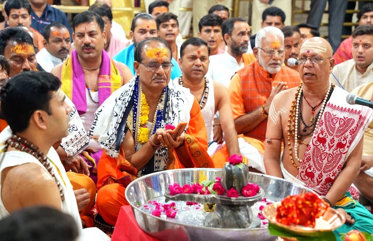 मध्यप्रदेश में सूखे का संकट, CM शिवराज ने महाकाल में किया महारूद्र अनुष्ठान, जनता से अपील, बारिश के लिए ईश्वर से करे प्रार्थना - Chief Minister Shivraj Singh Chouhan performed Maharudra ritual in Mahakal for rain