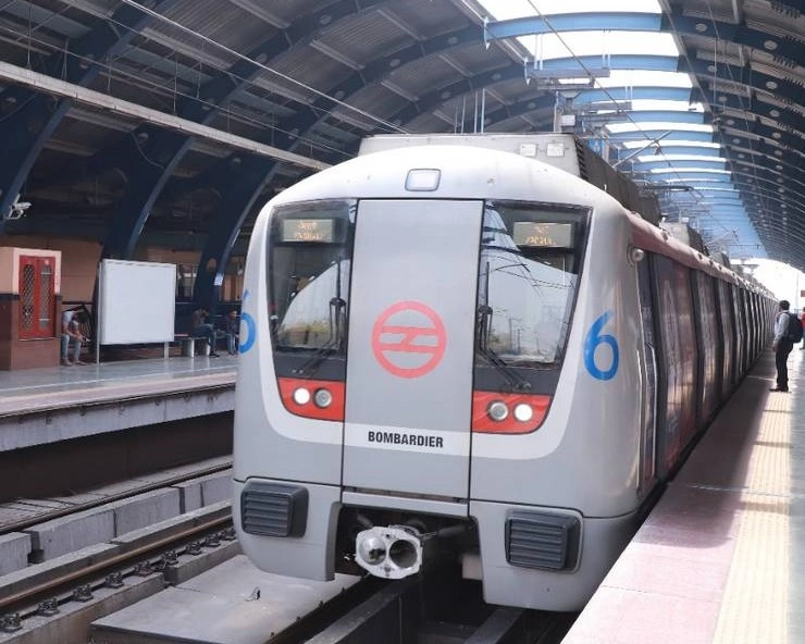 दिल्ली मेट्रो में यात्री को हार्ट अटैक, CISF जवान ने बचाई जान - heart attack in delhi metro, CRPF man save life by giving CPR