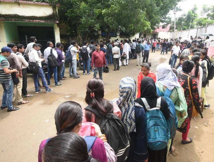 Lok Sabha Election : मणिपुर में कुछ स्थानों पर गोलीबारी, जान बचाकर भागे मतदाता - Firing in some constituencies in Manipur