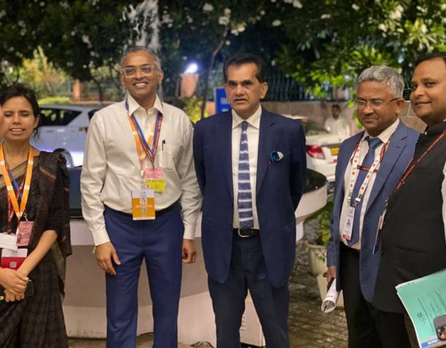 amitabh kant with his team