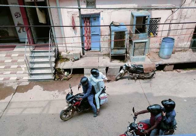 मिर्जापुर में बैंक गार्ड को गोली मारी, कैश लेकर बदमाश फरार, घटना सीसीटीवी में कैद - Bank guard shot in Mirzapur