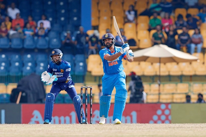 6 लगाकर बनाया वनडे क्रिकेट में पहुंचे 10 हजार रन पार, रोहित शर्मा ने बनाए यह रिकॉर्ड (Video) - Rohit Sharma breeze past ten thousand runs with a monstrous six against Srilankans