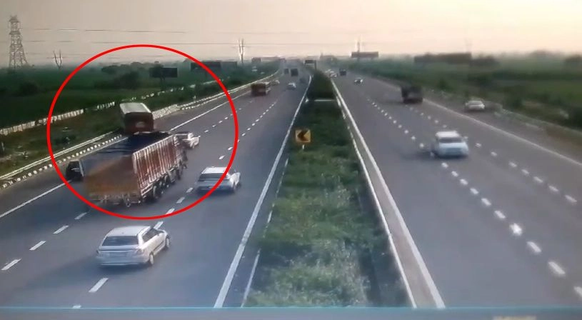 दिल्ली-मेरठ एक्सप्रेस-वे पर अनियंत्रित बस डिवाइडर तोड़कर गिरी, हादसे का CCTV आया सामने - bus suddenly veering off the delhi meerut expressway in ghaziabad