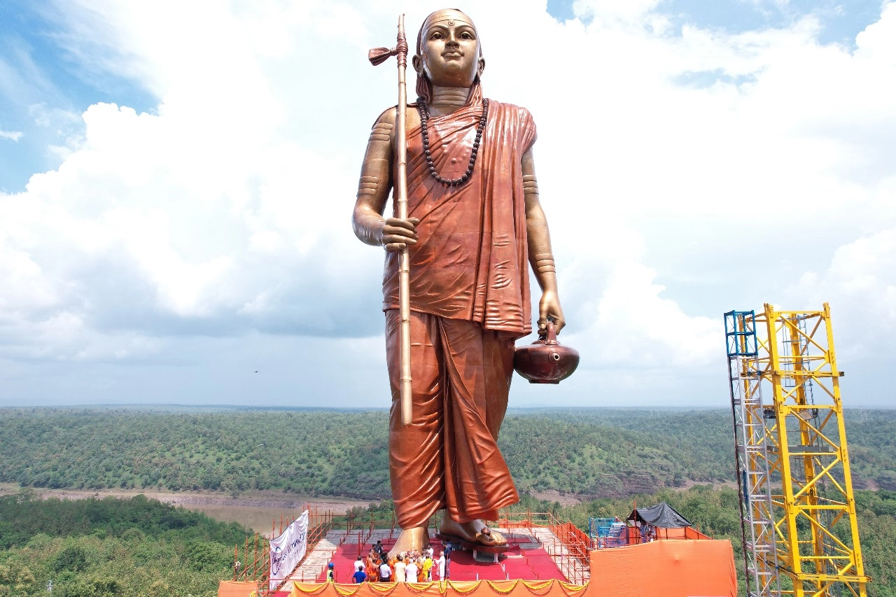 ओंकारेश्वर में CM शिवराज ने 108 फीट ऊंची आचार्य शंकर की भव्य मूर्ति का किया अनावरण - CM Shivraj unveiled the grand statue of 108 feet high Acharya Shankar in Omkareshwar.