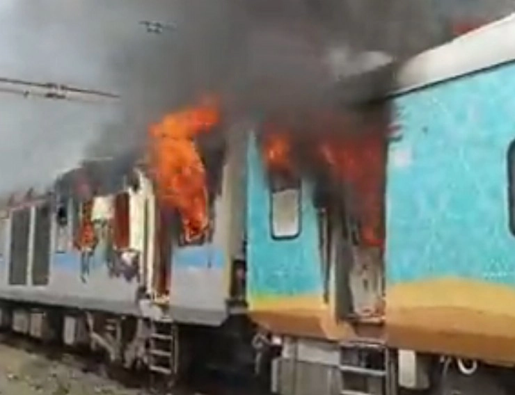 गुजरात में हमसफर एक्सप्रेस में लगी आग, मची अफरा-तफरी, सभी यात्री सुरक्षित - Fire breaks out in Humsafar Express in Gujarat's Valsad, all passengers safe