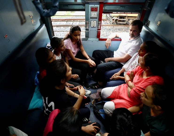 कुली, स्कूटी के बाद राहुल गांधी बने ट्रेन के आम यात्री, जनता के बीच जाकर टटोली नब्ज