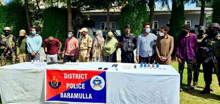 बारामुल्ला में लश्करे तैयबा की गैंग के 5 सदस्य गिरफ्तार, इनमें 2 महिलाएं भी शामिल - 5 members of Lashkar-e-Taiba gang caught in Baramulla