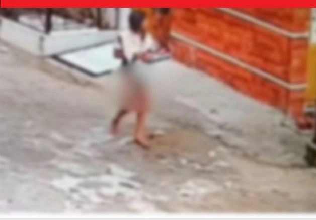 बच्ची से दुष्‍कर्म करने वाले आरोपी के मकान पर चला बुलडोजर, पिता ने लगाई थी मकान नहीं तोड़ने की गुहार - Bulldozer runs on the house of the accused who raped the girl