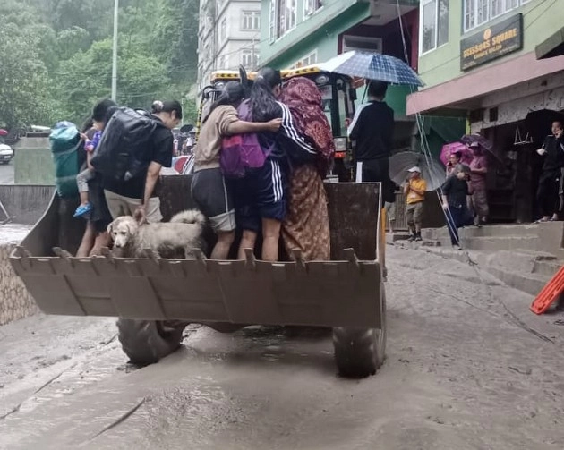 सिक्किम बाढ़ में 14 लोगों की मौत, 3000 से ज्यादा पर्यटक फंसे, 102 लापता