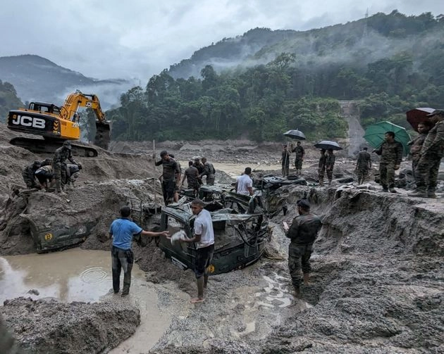 सिक्किम में मौतों का आंकड़ा 44 पहुंचा, 22 सैनिकों में से 4 के शव मिले, कई लापता - Death toll reaches 44 in Sikkim, bodies of 4 out of 22 soldiers found