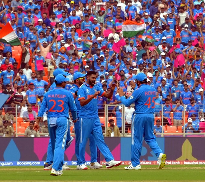 5 भारतीय गेंदबाजों ने बांटे 2-2 पाक विकेट, इस कहतें हैं टीम वर्क - Five Bowlers scalps two wickets each to wrap up Pakistan