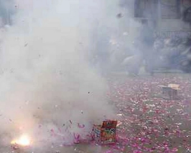 Maharashtra : नवरात्र जुलूस के दौरान पटाखों से 4 झुलसे, पथराव में एक व्यक्ति घायल
