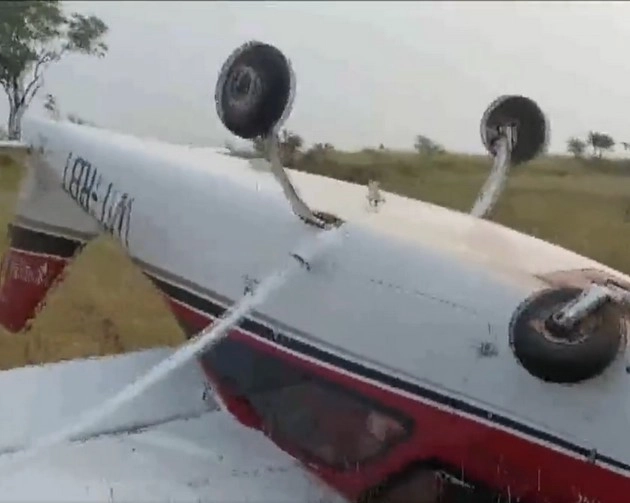 पुणे में इमरजेंसी लैंडिग के दौरान पलटा विमान - emergency landing of trainee plane in Pune