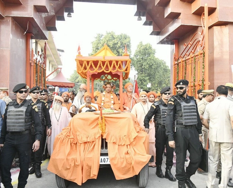 UP : विजयादशमी पर संतों की अदालत में दंडाधिकारी बने नजर आए CM योगी आदित्‍यनाथ - yogi adityanath in gorakhnath temple on dussehra gorakhpur