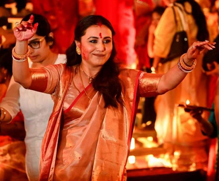 मां दुर्गा की भक्ति में डूबीं रानी मुखर्जी, 'सिंदूर खेला' पर किया जमकर डांस | rani mukherji enjoyed sindoor khela festival on durga pooja utsav