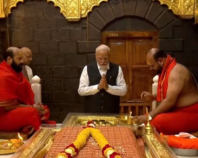 पीएम मोदी ने शिरडी में श्री सांईबाबा समाधि मंदिर में की पूजा-अर्चना, नहर नेटवर्क का उद्घाटन भी किया - Narendra Modi offered prayers at Shri Saibaba Samadhi Temple in Shirdi