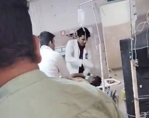डॉक्टर ने स्ट्रेचर पर लेटे मरीज को जड़े थप्पड़, वायरल हुआ वीडियो - doctor slaps patient in my hospital indore