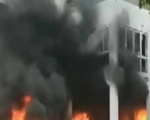 महाराष्ट्र में हिंसक हुआ मराठा आरक्षण आंदोलन, बीड़ में NCP MLA का घर जलाया