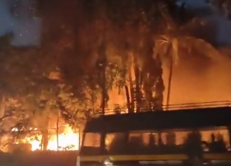 Maratha Reservation : महाराष्ट्र में भड़की मराठा आंदोलन की आग, विधायकों के घर फूंक रहे गुस्साए आंदोलनकारी, बीड जिले में धारा 144 लागू - maratha reservation movement turns violent ncp mla house attacked vehicles set  on fire