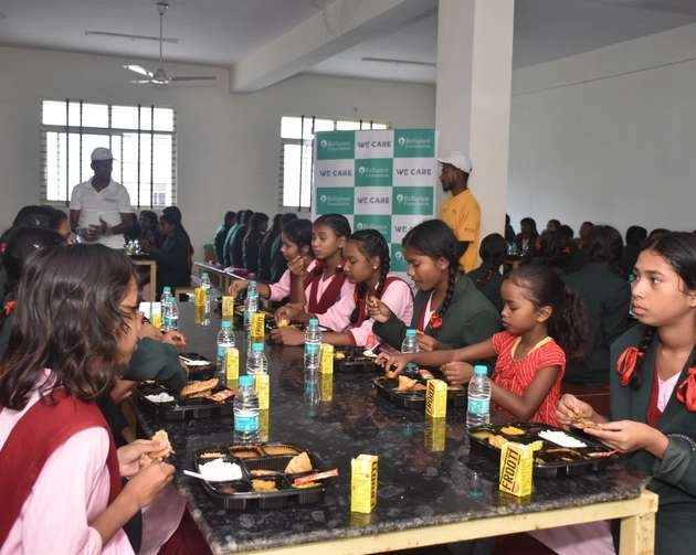 नीता अंबानी के जन्मदिवस पर 'अन्न-सेवा', शहडोल में 4 हजार बच्चों को खिलाया खाना - Food service in Shahdol on Nita Ambani's birthday