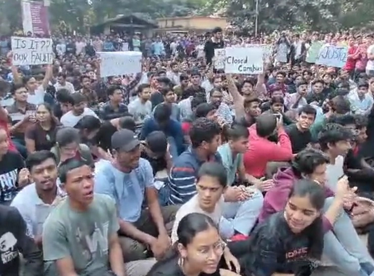 IIT-BHU में 3 युवकों ने छात्रा से की छेड़खानी, गन पॉइंट पर उतरवाए कपड़े, प्रियंका बोलीं- हुआ यौन आक्रमण - BHU, student, teasing, demonstration, students demonstration, बीएचयू, छात्रा, छेड़खानी, प्रदर्शन, छात्रों का प्रदर्शन