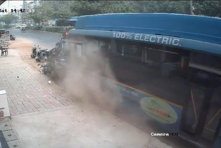 Delhi : बेकाबू इलेक्ट्रिक बस ने मारी टक्कर, 1 की मौत, वीडियो देख खड़े हो जाएंगे रोंगटे