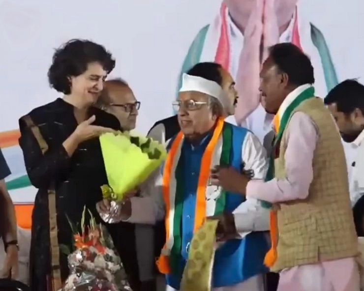 MP : चुनावी रैली के मंच पर कांग्रेस नेता ने प्रियंका गांधी को दिया खाली गुलदस्ता, वीडियो वायरल - Congress leader presented an empty bouquet to Priyanka Gandhi Congre