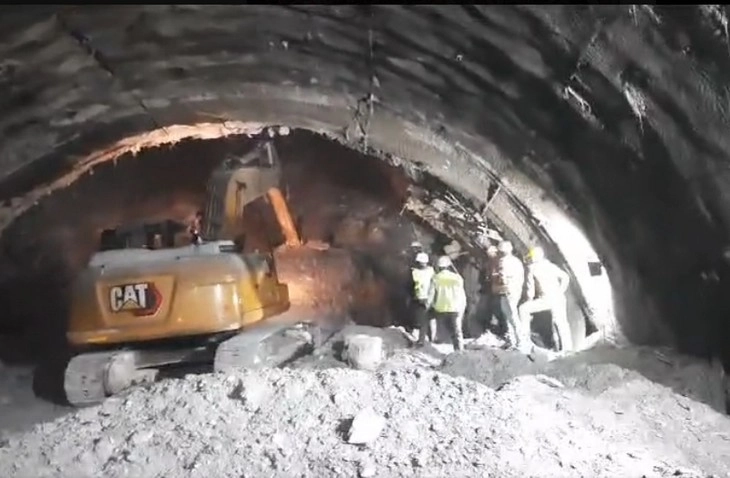 Uttarakhand Tunnel Collapse : उत्तराखंड सुरंग में अब भी फंसे हुए हैं 40 मजदूर, रेस्क्यू में लग सकते हैं और 2 दिन - uttarakhand uttarkashi tunnel collapse rescue operation workers trapped updates