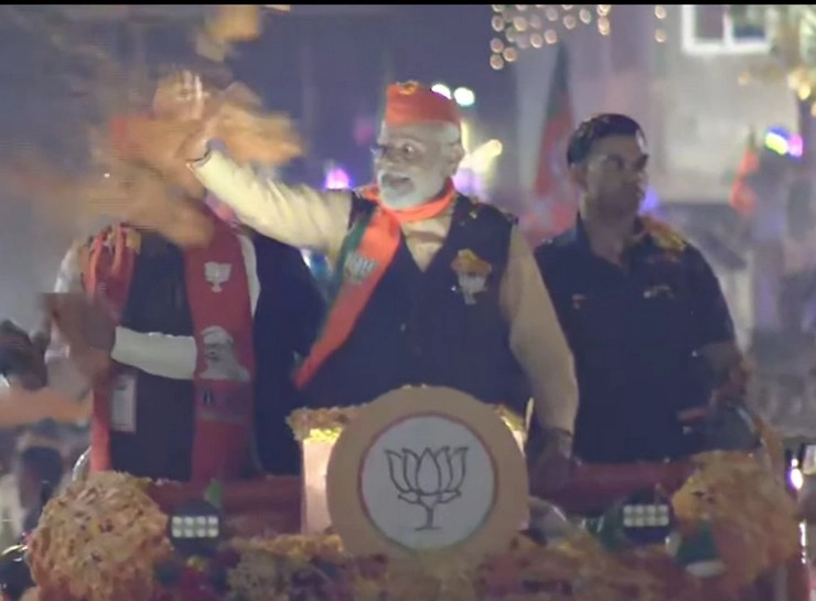 इंदौर में प्रधानमंत्री का रोड शो, ‘भगवा गलियारे’ से गुजरा मोदी का रथ - PM Modi Road Show in Indore