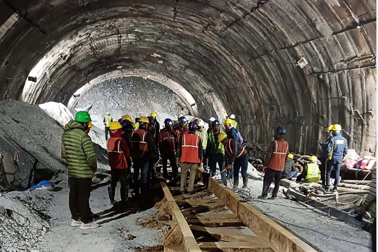 Uttarakhand Tunnel Rescue :  उत्तराखंड सुरंग हादसा, रेस्क्यू का 15वां दिन, भारी बारिश के अलर्ट ने बढ़ाई मुसीबत, ये 4 प्लान बचाएंगे 41 मजदूरों की जान - Uttarakhand Tunnel Rescue : Vertical drilling of Uttarkashi tunnel begins to rescue 41 trapped workers