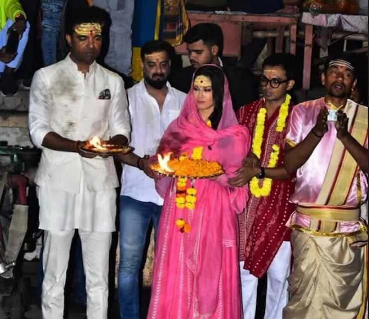सनी लियोनी ने वाराणसी में की गंगा आरती, ट्रेडिशनल लुक में आईं नजर | Sunny Leone Illuminates Ganga Aarti In Varanasi A Vision Of Tradition And Glamour
