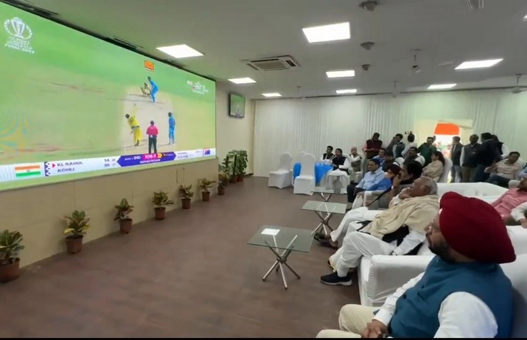 क्रिकेट का खुमार, वर्ल्ड कप फाइनल देखने के लिए कांग्रेस मुख्यालय में बड़ी स्क्रीन, देखें वीडियो - the excitement of icc one day world cup final match india vs australia-in-congress-headquarters-leaders are watching the match