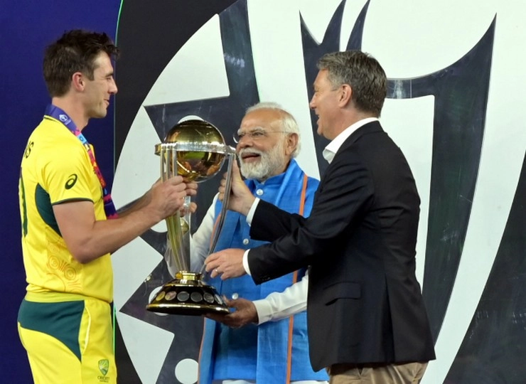 PM मोदी ने ऑस्ट्रेलिया के कप्तान पैट कमिंस को थमाई वर्ल्ड कप ट्रॉफी - PM Modi hands over World Cup trophy to Australia captain