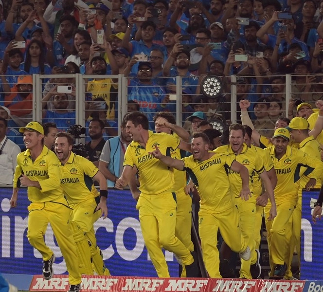 सलाम ऑस्ट्रेलिया, 1 लाख लोगों के बीच में अविजित टीम को हराकर जीता विश्वकप - Australia clinches the title amid one lakh home cricket maniacs