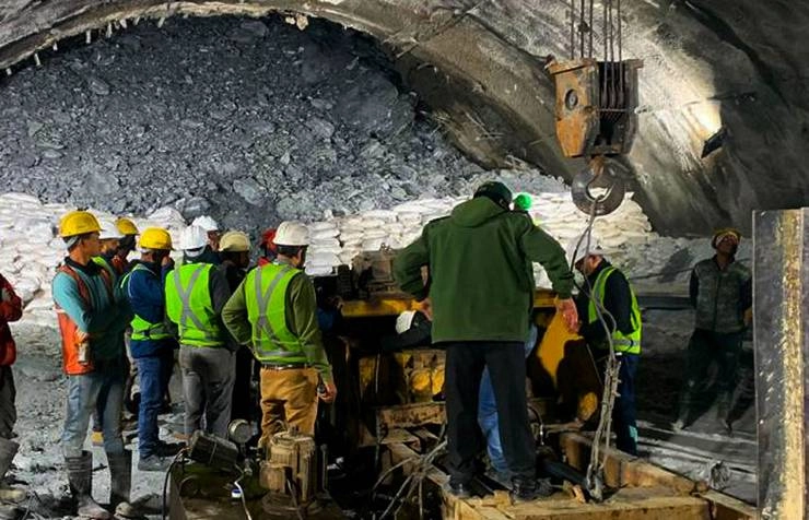 Uttarkashi Tunnel Rescue : उत्तरकाशी की सुरंग में फंसे श्रमिकों को तनाव दूर करने के लिए भेजे गए मोबाइल और बोर्ड गेम - Uttarkashi tunnel rescue : Mobile phones, board games given to trapped workers to alleviate stress