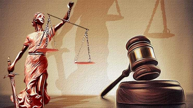 Indore: मुकदमा खारिज किए जाने से नाखुश वादी ने न्यायाधीश की ओर जूतों की माला फेंकी - Unhappy plaintiff throws garland of shoes at judge in Indore