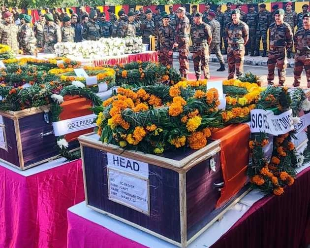 Jammu and Kashmir: शहीद जवानों को उपराज्यपाल और सेना की उत्तरी कमान ने दी श्रद्धांजलि दी - Tribute paid to martyred soldiers