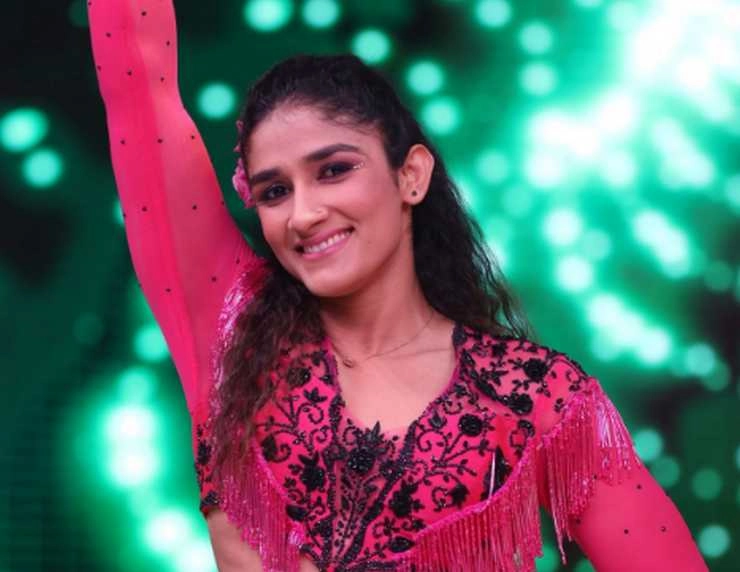 झलक दिखला जा : अपनी डांसिंग स्किल्स से रेसलर संगीता फोगाट ने जीता दिल, जजेस ने की जमकर तारीफ | sangeeta phogat in Dance Reality Show jhalak dikhhla jaa 11