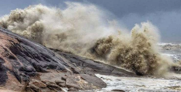 चक्रवाती तूफान के प्रभाव से चेन्नई और आसपास के जिलों में भारी बारिश