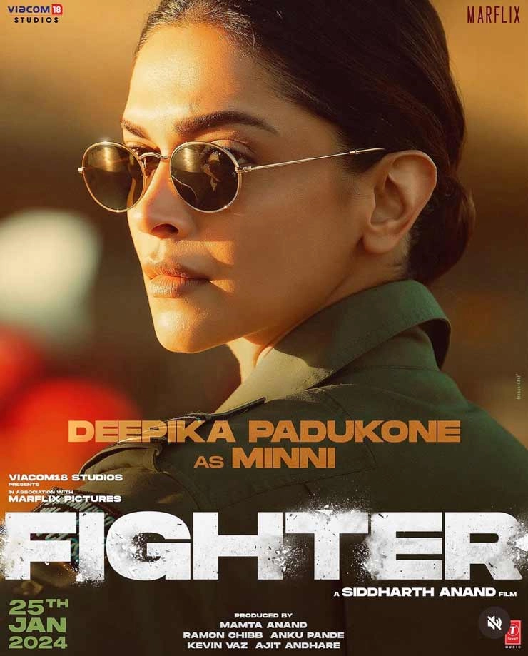 Deepika Padukone look in Fighter | फाइटर से स्क्वाड्रन लीडर मीनल राठौड़ के रूप में दीपिका पादुकोण का लुक