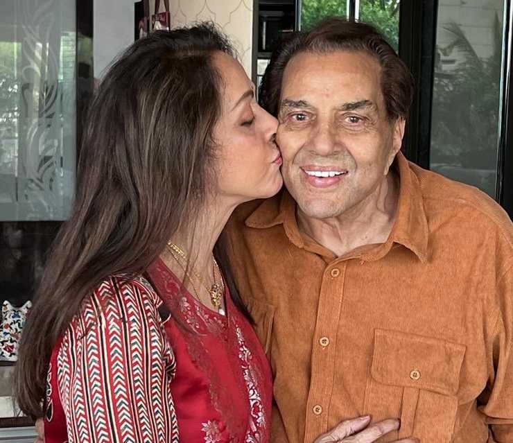 बर्थडे पर धर्मेंद्र को किस करते दिखीं पत्नी हेमा मालिनी, शेयर की खास तस्वीरें | hema malini gives dharmendra a kiss in photo from his 88th birthday