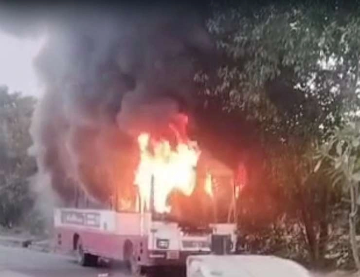 यात्रियों से भरी बस बनी आग का गोला, सभी यात्री सुरक्षित - Bus full of passengers turns into ball of fire