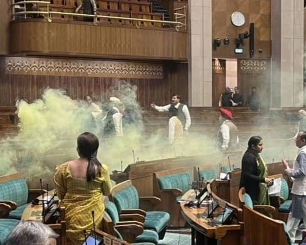 संसद में खोले गए धुएं वाले केन पर लिखी थी चेतावनी, पुलिस FIR में खुलासा - Warning was written on smoke can opened in Parliament, revealed in police FIR